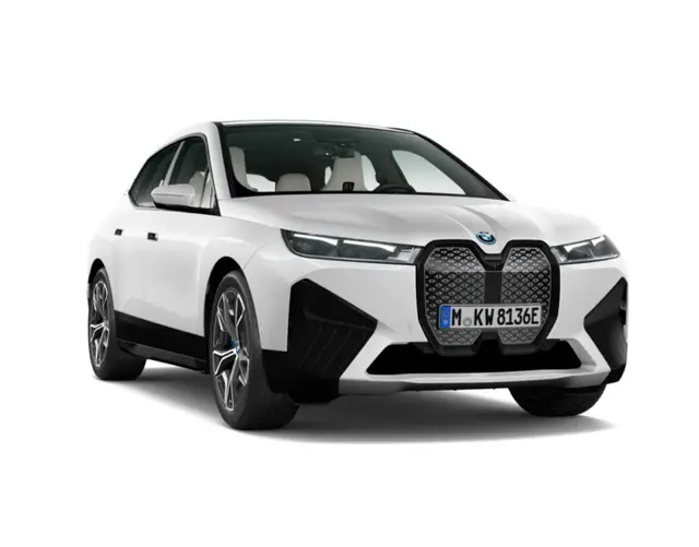 Mineral White Metallic variant