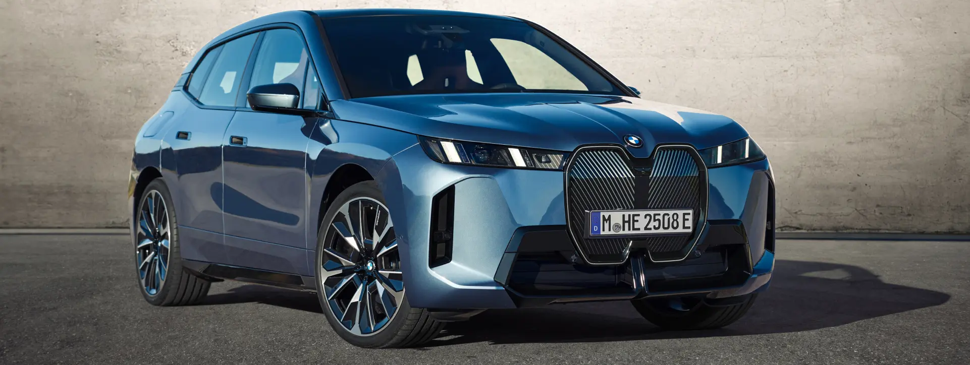 BMW iX Front Right View