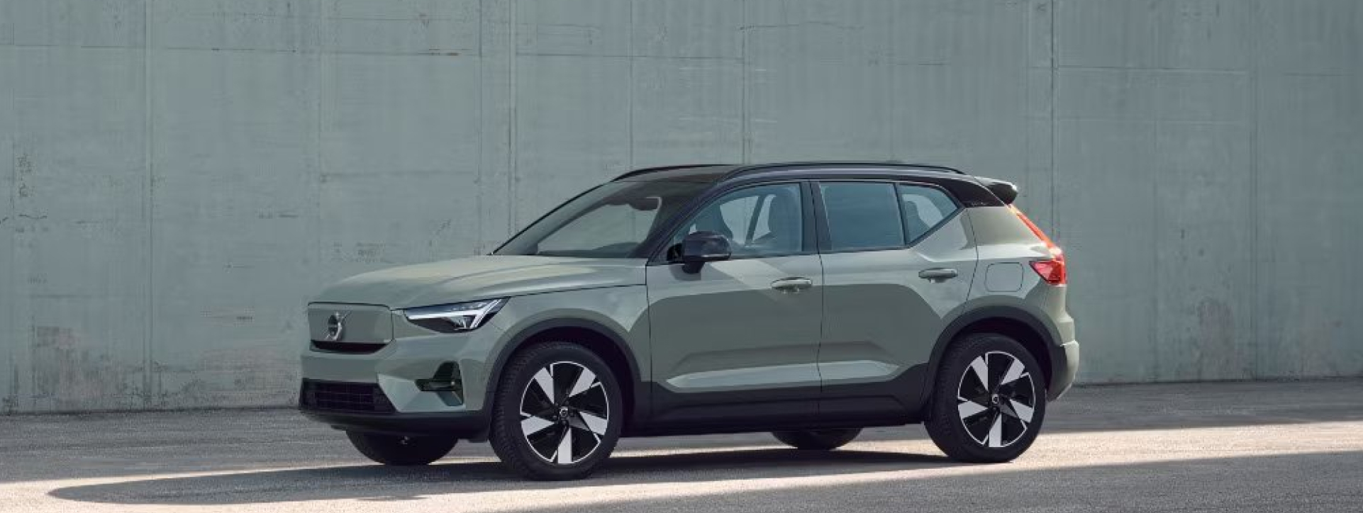 Volvo XC40 Recharge Front Left View